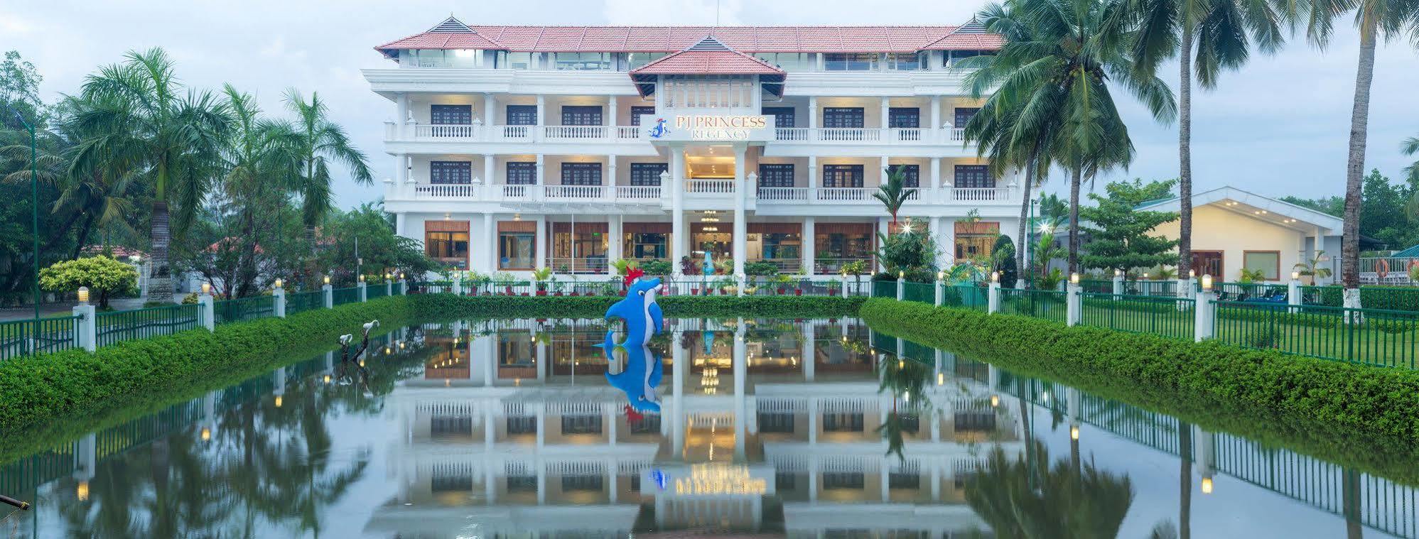 Rustic Leisures Llp Hotel Kochi Exterior foto